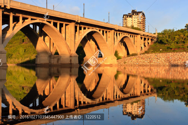 選在平靜的河大橋