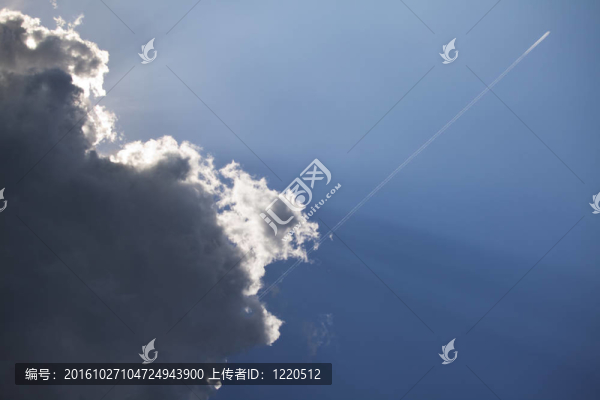 噴氣式飛機逃離黑暗的云