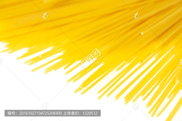在一個清晰的白色背景上意大利面條