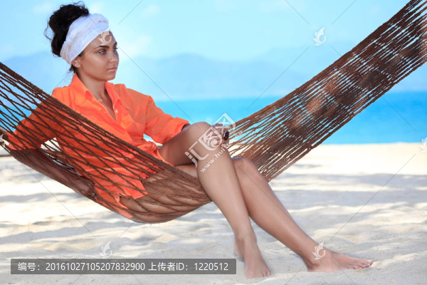 女人在吊床