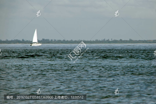帆船在海洋