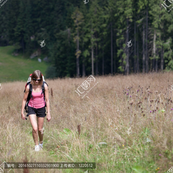 年輕女子遠(yuǎn)足戶外（上山）