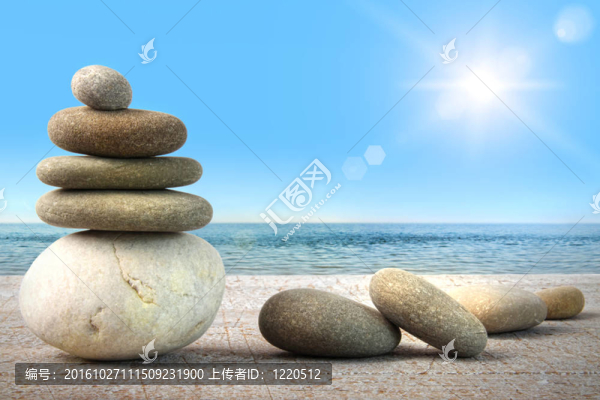 藍(lán)色天空上的木堆