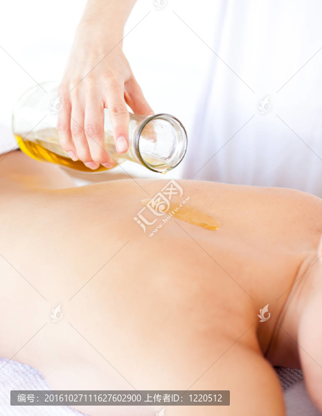 美女按摩油按摩