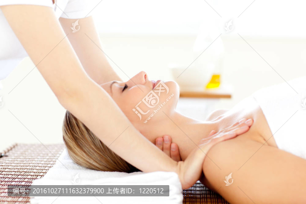 有按摩的白人年輕婦女的肖像