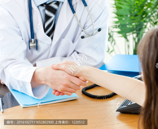 男醫(yī)生高興的歡迎他的P