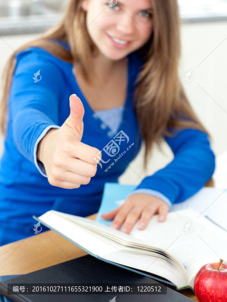 積極的女人坐在我的書(shū)