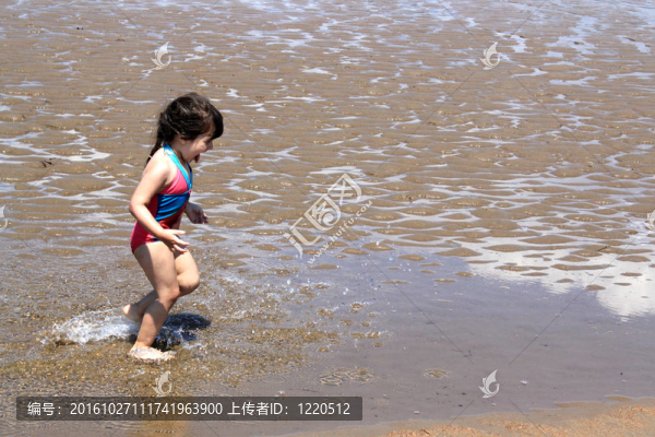 在海灘上玩水玩耍的小女孩