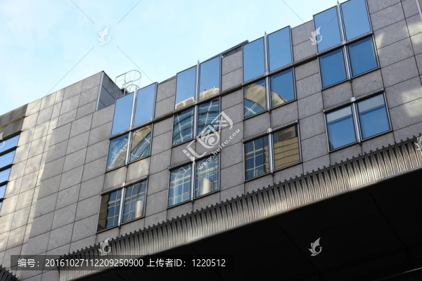 歐洲議會在下午晚些時候用玻璃和鋼鐵制造