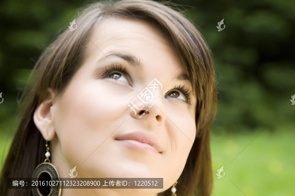 那個看著天空的女孩