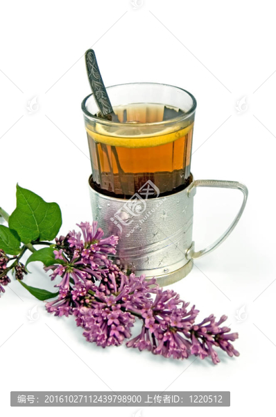 用淡紫色的杯子里的茶
