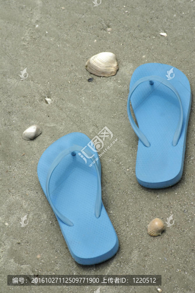 海灘上的藍(lán)色拖鞋