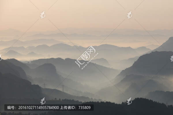 群山連綿