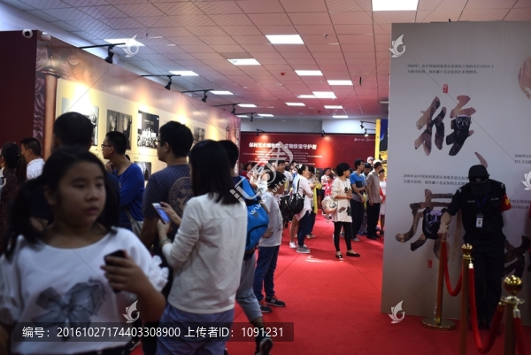 佛立像展