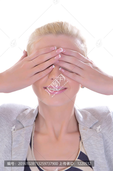 女人閉上眼睛的手和微笑