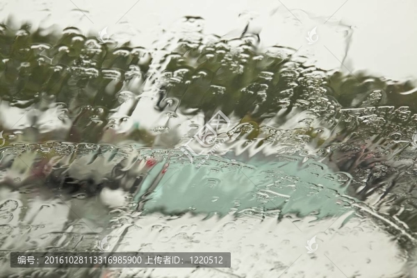 玻璃上的雨滴