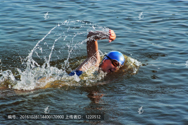 在水里游泳的運(yùn)動(dòng)員
