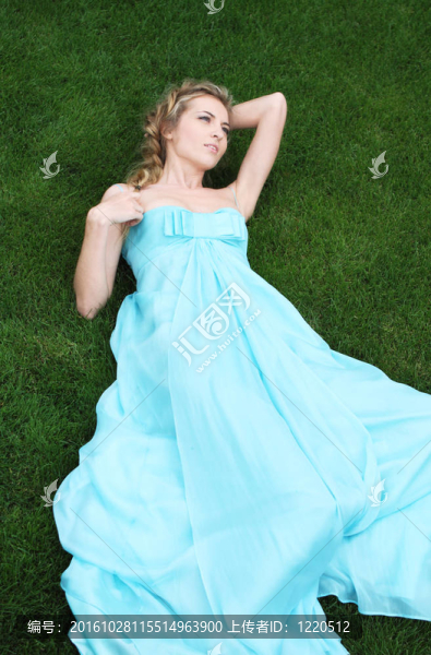穿著長(zhǎng)禮服的金發(fā)女孩在花園里