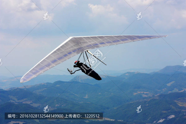 意大利山脈懸掛式滑翔機(jī)