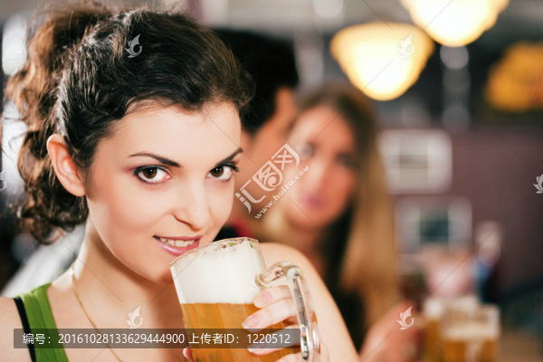 朋友們在酒吧喝啤酒