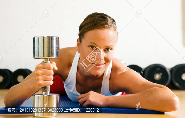 健身房里有啞鈴的女人