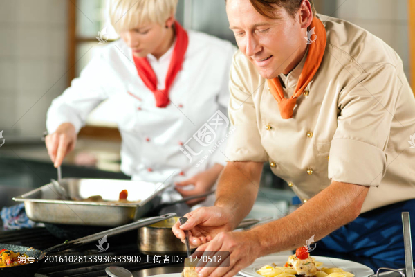 廚師在餐廳或酒店廚房做飯