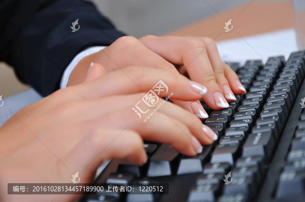 一個(gè)年輕女人的手