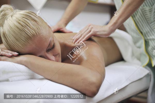 婦女在水療和健康背部按摩