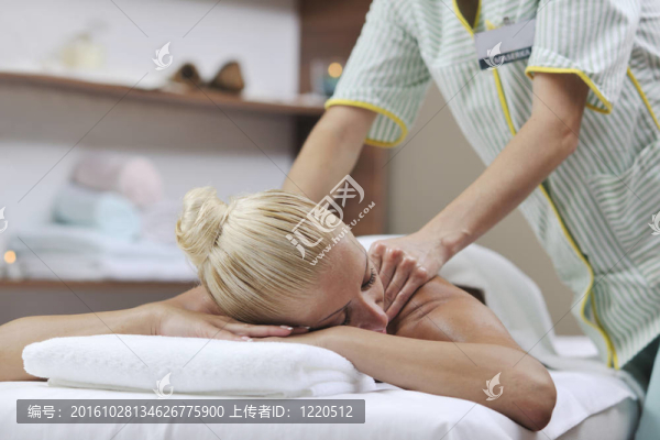 婦女在水療和健康背部按摩