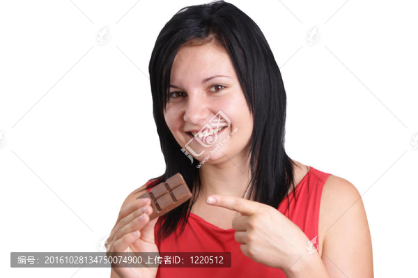 一個年輕的女人吃一些自制巧克力