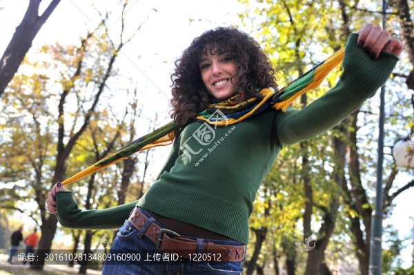 黑色的可愛的年輕女人微笑