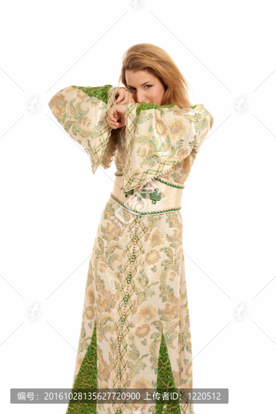 阿拉伯年輕女子在白色背景下隱藏的面孔。