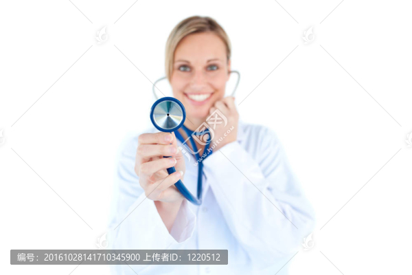 熾熱的年輕醫(yī)生拿著聽診器