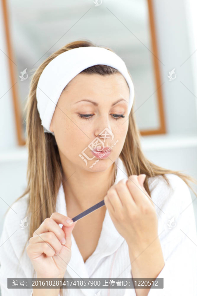 高加索女人用指甲銼做指甲