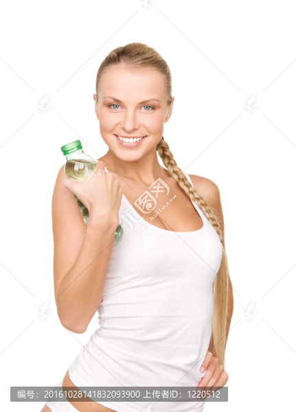 漂亮的女人帶著一瓶水