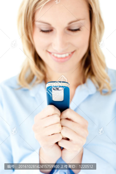 發(fā)光的金發(fā)女人發(fā)短信