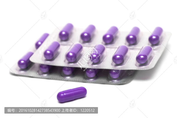 白色背景下的藥片包裝