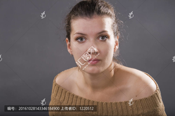 年輕嚴(yán)肅的女人?；疑铝ⅰ? title=