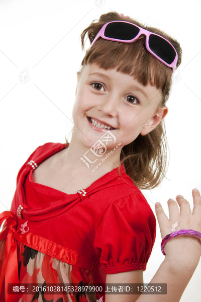 扇小女孩微笑。