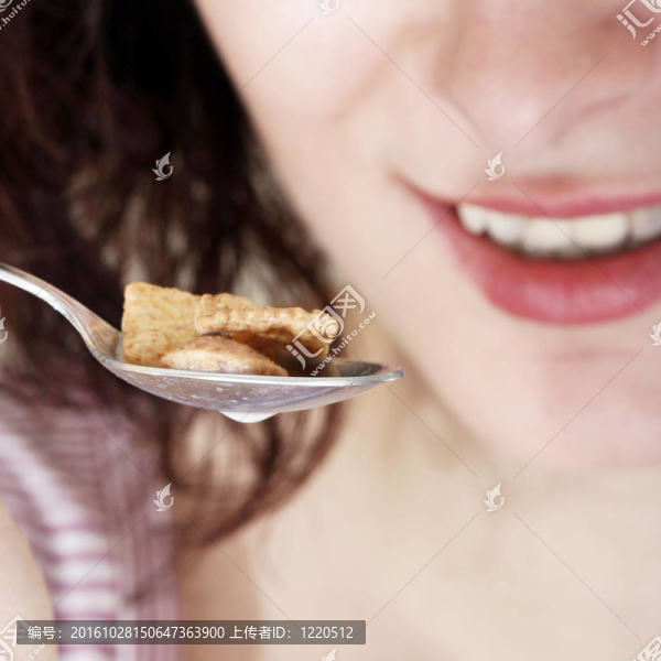年輕人用谷物吃牛奶