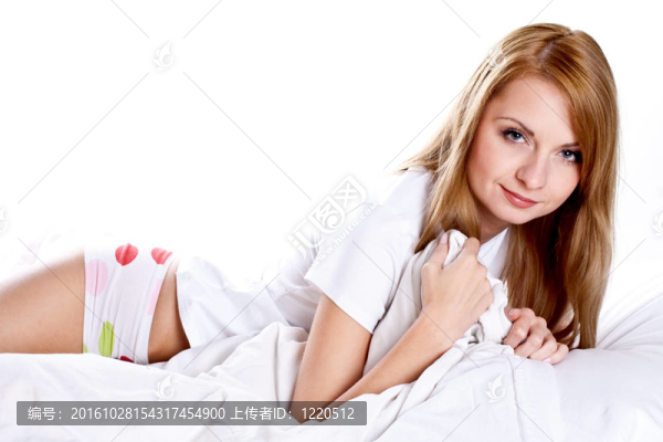 躺在臥室里的女人面帶微笑