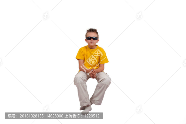 男孩帶著墨鏡