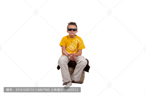 男孩帶著墨鏡