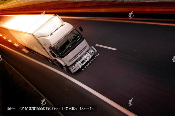 卡車在公路上