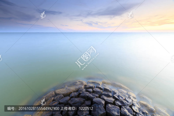 美麗的平靜日落在海洋的夏天