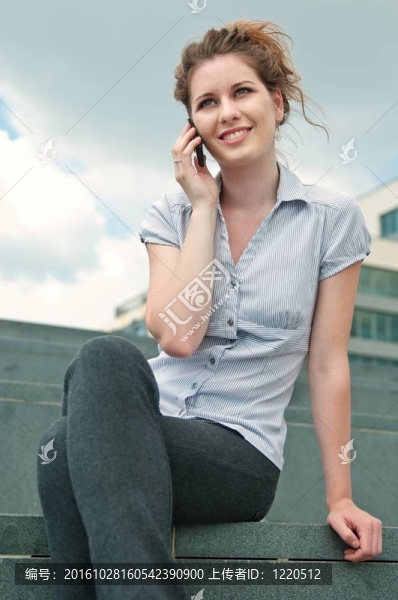 在電話聊天-年輕女子在街上