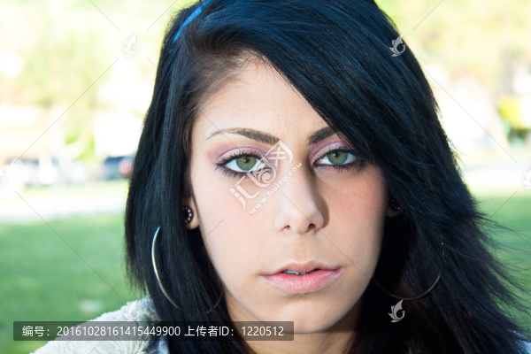 漂亮少女的肖像，綠色發(fā)光的眼睛