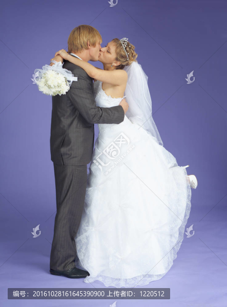新婚夫婦接吻