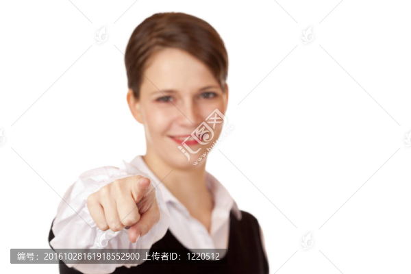 歡快的商業(yè)女性微笑著用手指指向相機(jī)