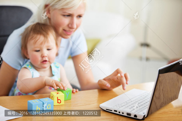 積極家庭使用筆記本電腦和玩玩具
